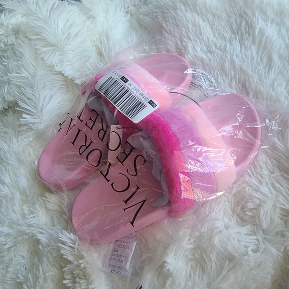 Victoria's Secret Fur Slides NWT! - Picture 2 of 3